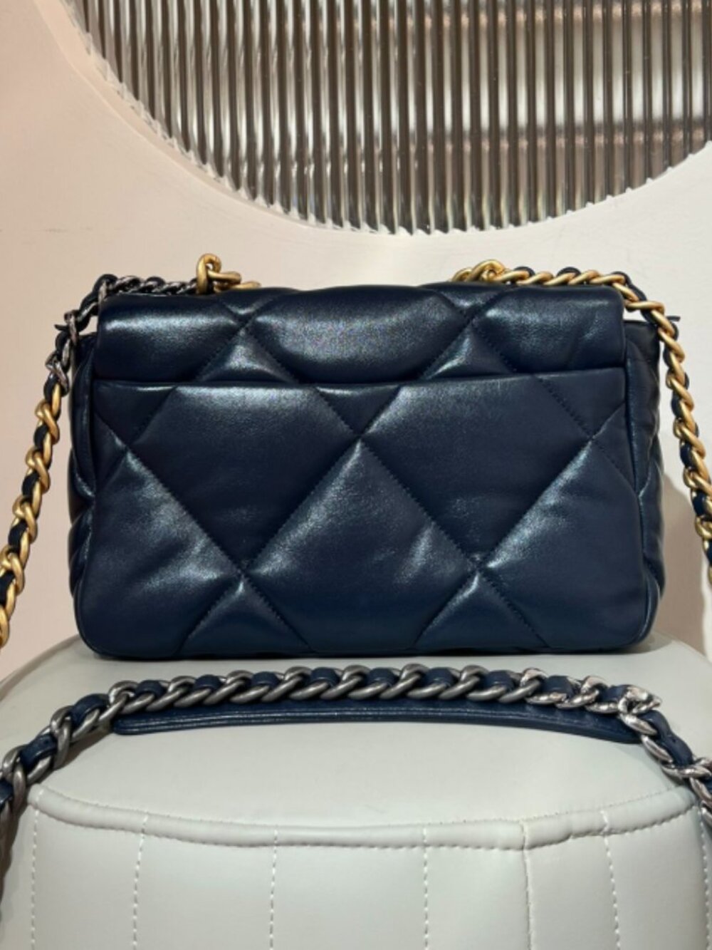 Chanel 19 Bag Medium Lambskin Navy Gold - Picture 2 of 6